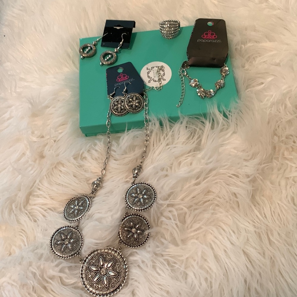 Beautiful New 5 pc set in silver